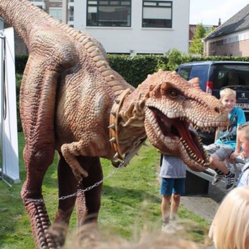 Disfraz de dinosaurio para parque infantil al aire libre